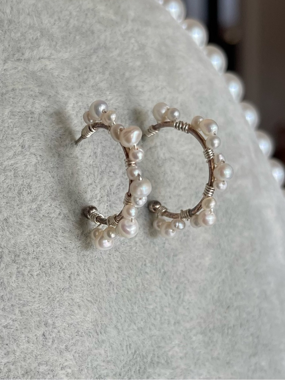 FREE_Freshwater Pearl Hoop Earrings – White Pearl Accent